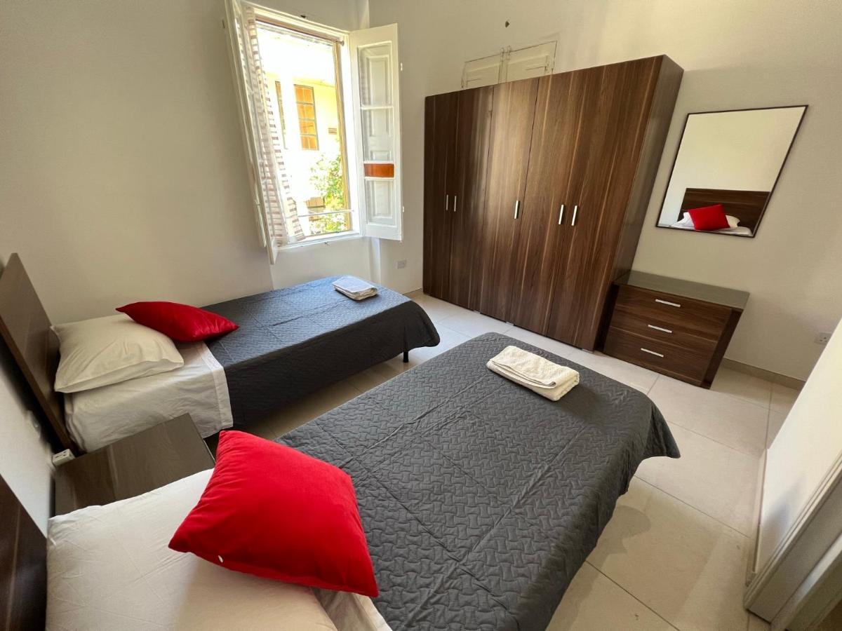 Room With Private Bathroom סליאמה מראה חיצוני תמונה