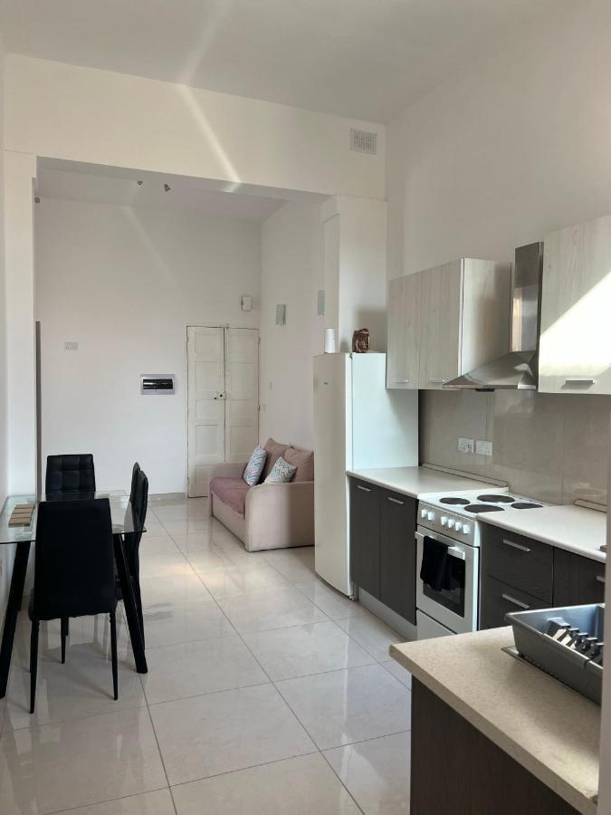 Room With Private Bathroom סליאמה מראה חיצוני תמונה