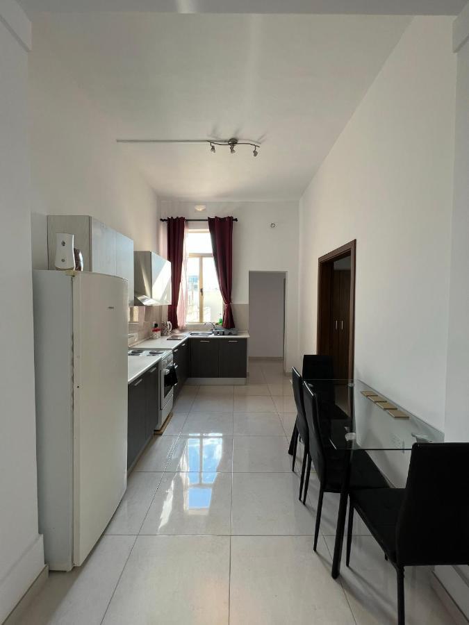 Room With Private Bathroom סליאמה מראה חיצוני תמונה