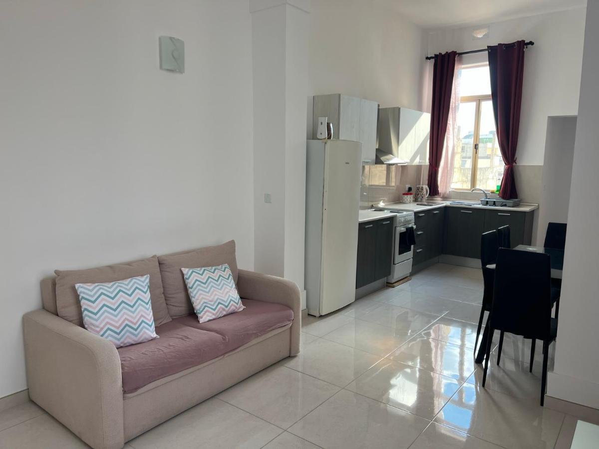Room With Private Bathroom סליאמה מראה חיצוני תמונה