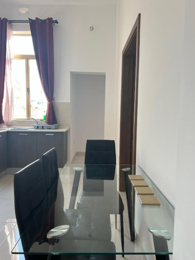 Room With Private Bathroom סליאמה מראה חיצוני תמונה
