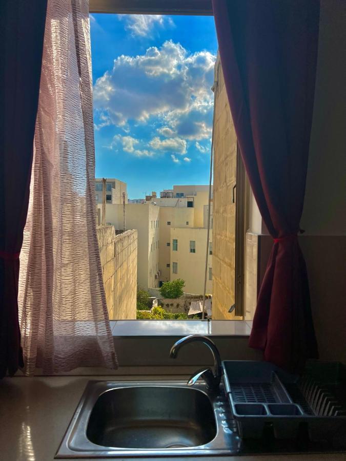 Room With Private Bathroom סליאמה מראה חיצוני תמונה