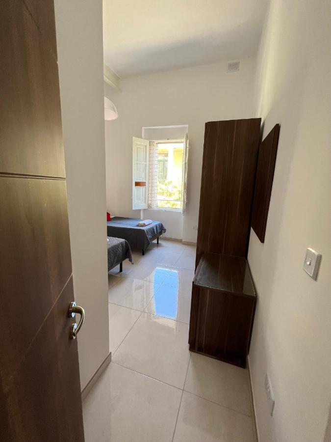 Room With Private Bathroom סליאמה מראה חיצוני תמונה