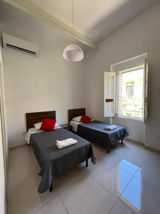 Room With Private Bathroom סליאמה מראה חיצוני תמונה