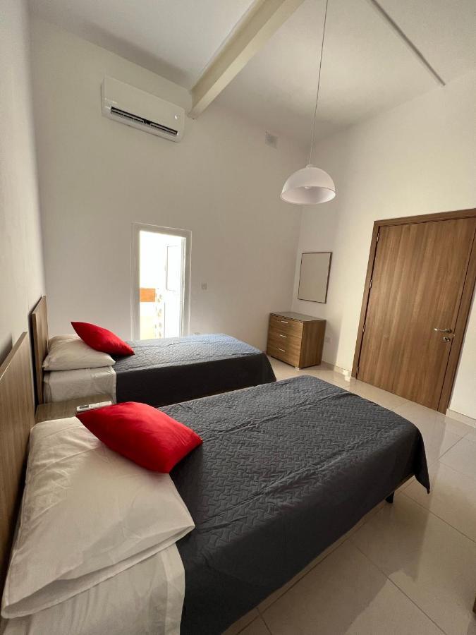 Room With Private Bathroom סליאמה מראה חיצוני תמונה