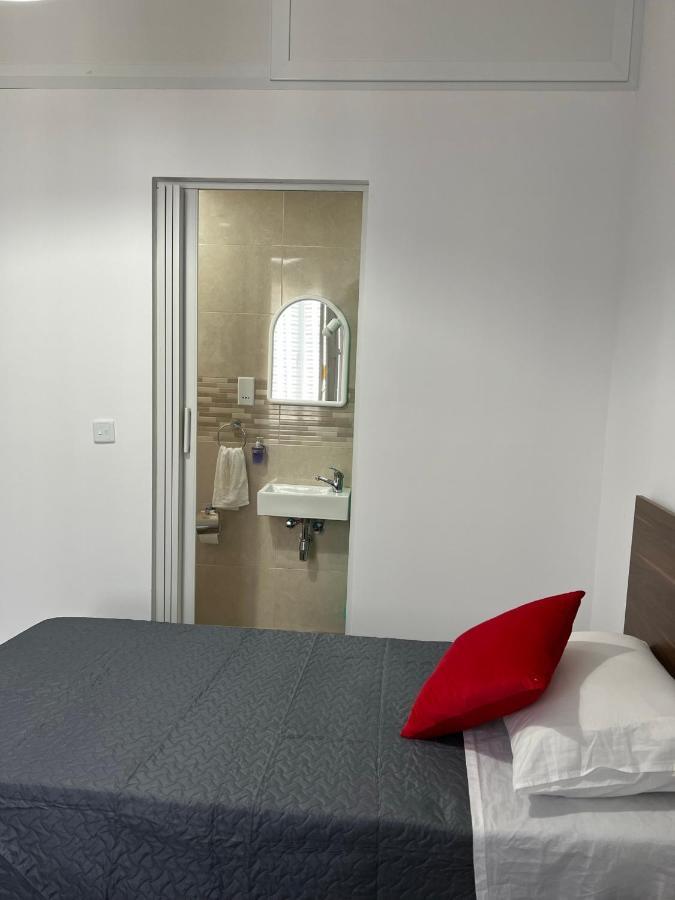 Room With Private Bathroom סליאמה מראה חיצוני תמונה