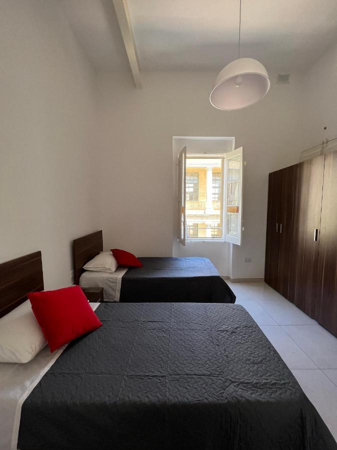 Room With Private Bathroom סליאמה מראה חיצוני תמונה